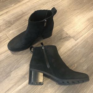 Vionic Black Above Ankle Books